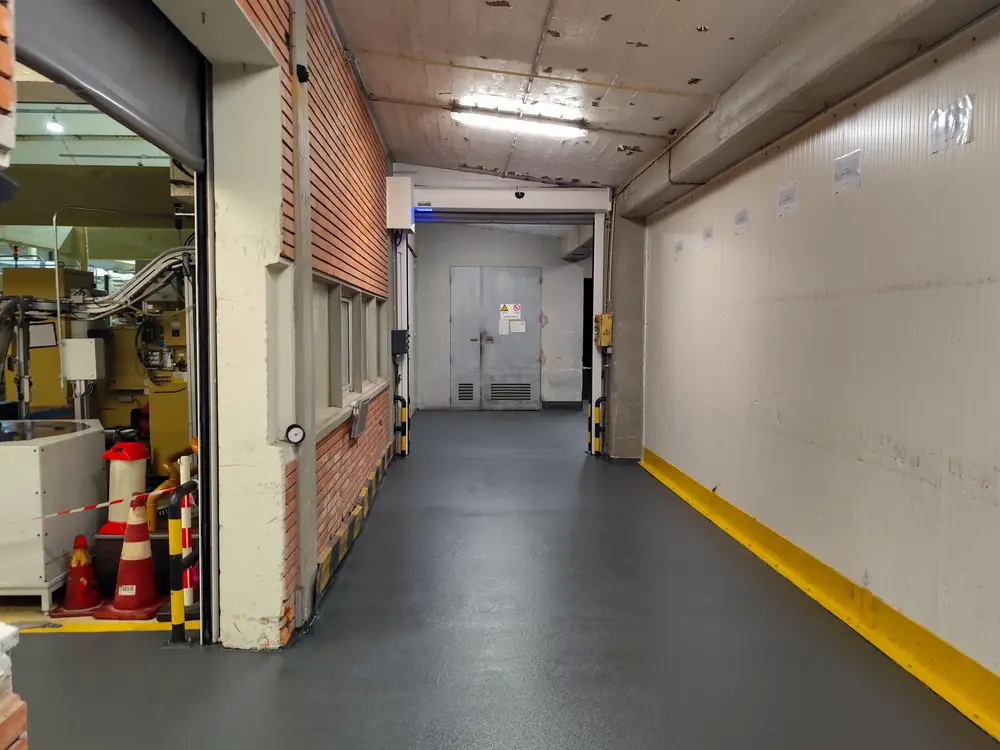 Pavimento em fábrica de peças automotivas