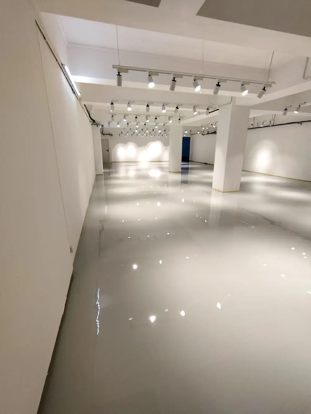 Pavimento em loja de móveis