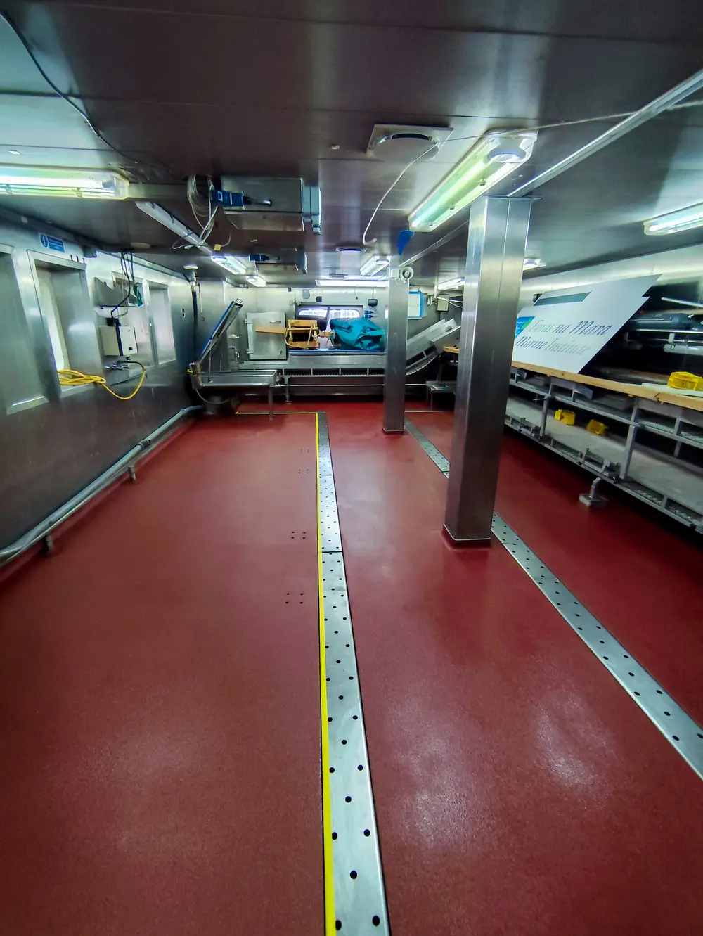 Pavimento de quartzo colorido em navio