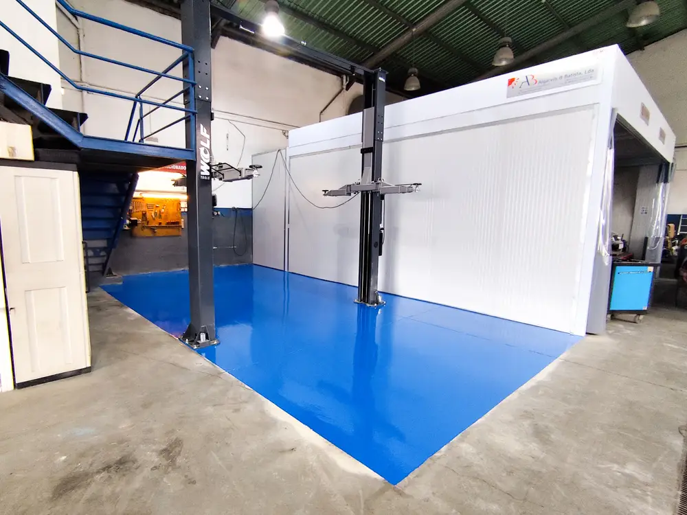 Pavimento em oficinas