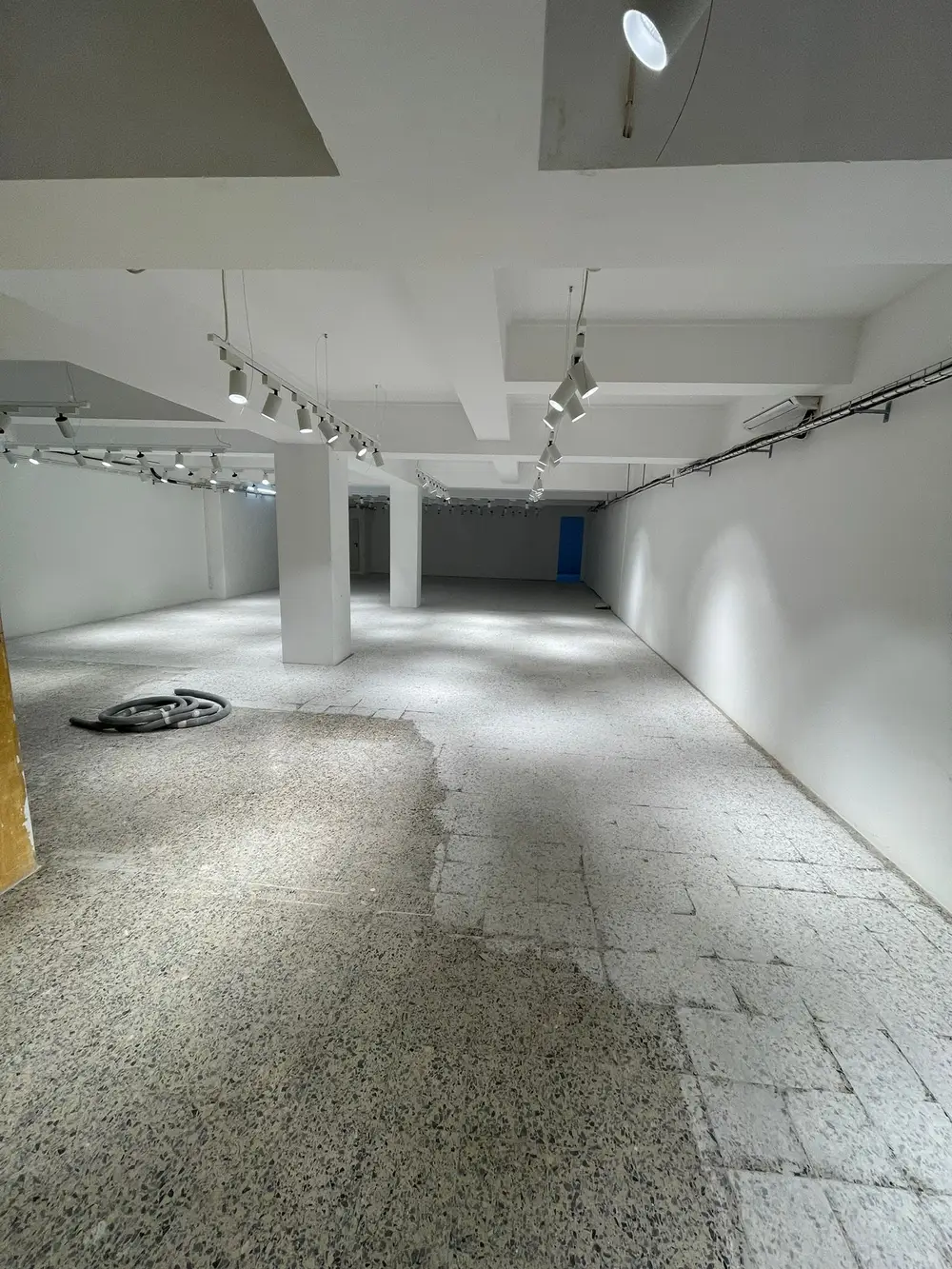 Pavimento em loja de móveis